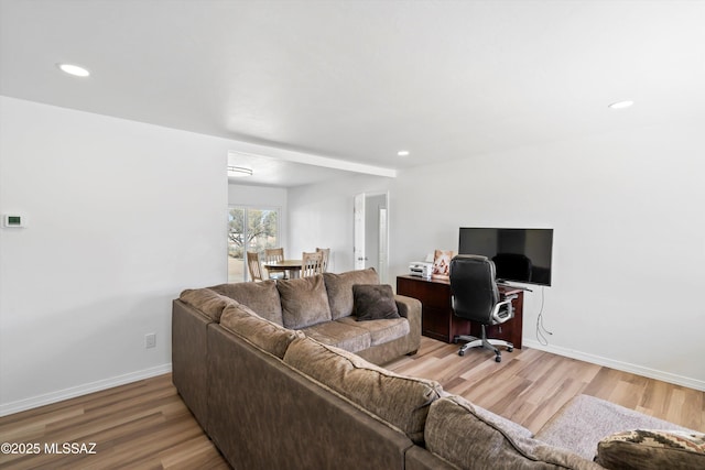 living room with light wood-style floors, recessed lighting, and baseboards