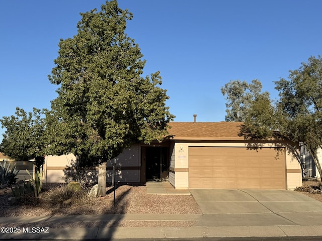 view of front facade with a garage and driveway