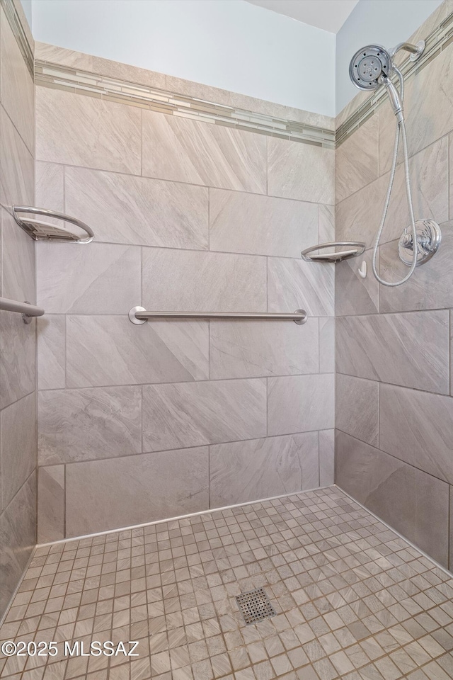 bathroom featuring tiled shower