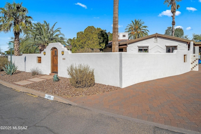 view of front of property featuring a fenced front yard