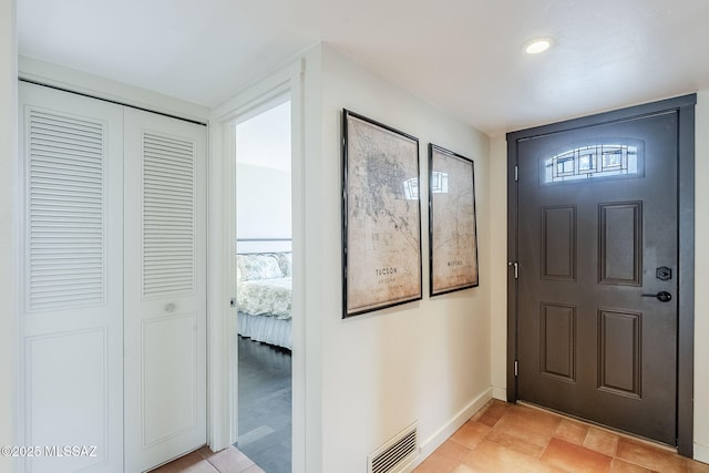 foyer entrance featuring visible vents, plenty of natural light, and baseboards