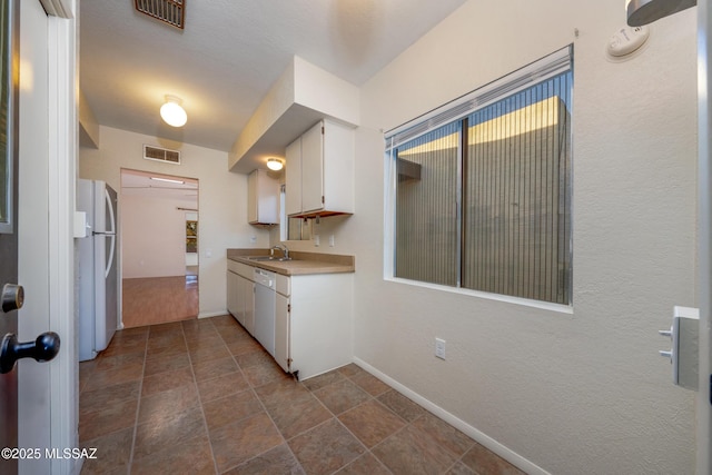 418 N Calle De Las Profetas, Green Valley, AZ 85614 - kitchen featuring a sink, white appliances, white cabinetry, baseboards, and light countertops