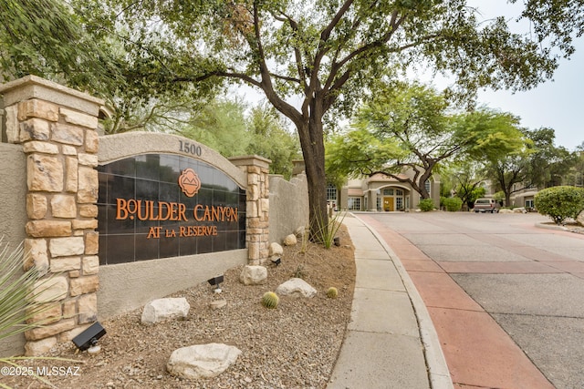 view of community / neighborhood sign