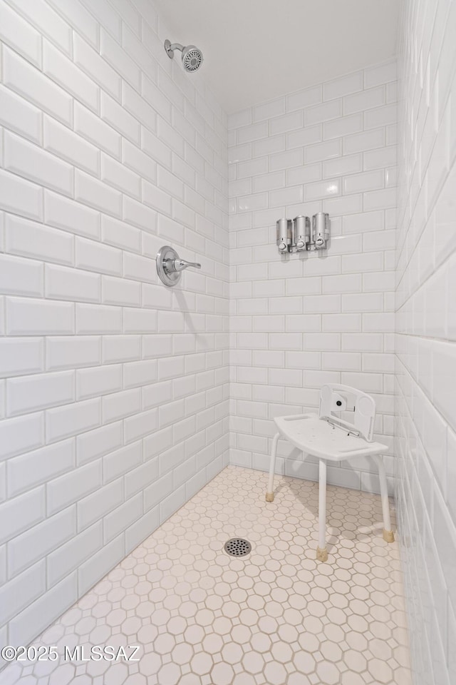 bathroom featuring a tile shower