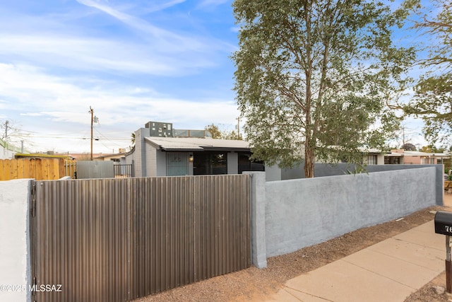 view of front facade featuring a fenced front yard and a gate