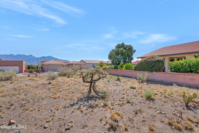 view of yard featuring a mountain view