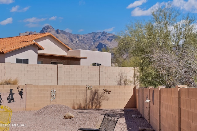 view of yard featuring a fenced backyard and a mountain view