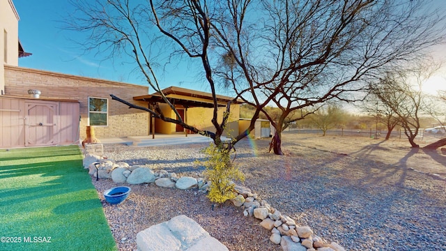 view of yard featuring an outbuilding and a storage shed