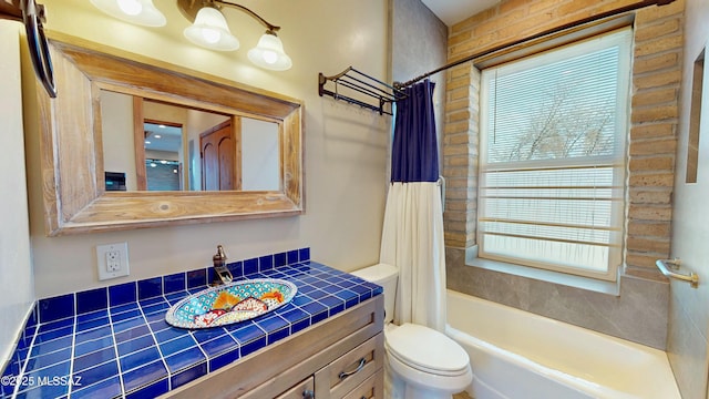 bathroom with shower / tub combo with curtain, vanity, and toilet