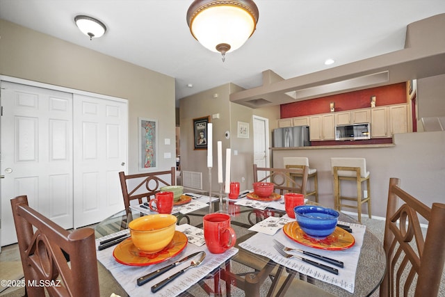 dining area with visible vents and baseboards