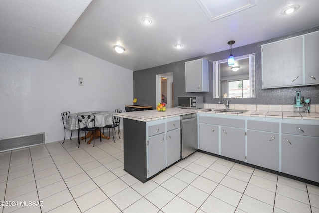 kitchen featuring light tile patterned floors, stainless steel appliances, visible vents, a sink, and a peninsula