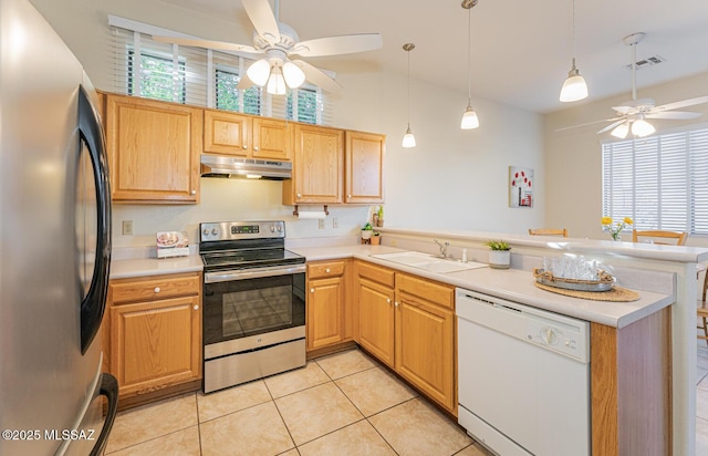 kitchen featuring stainless steel appliances, visible vents, a sink, a peninsula, and under cabinet range hood