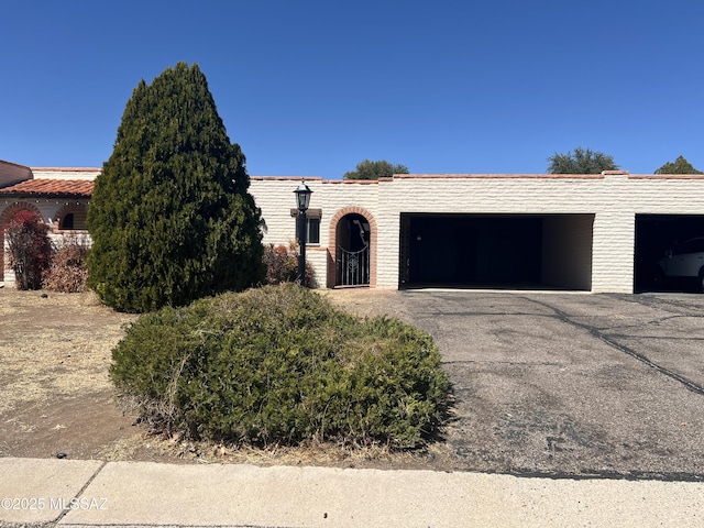 view of front of property with an attached garage and driveway