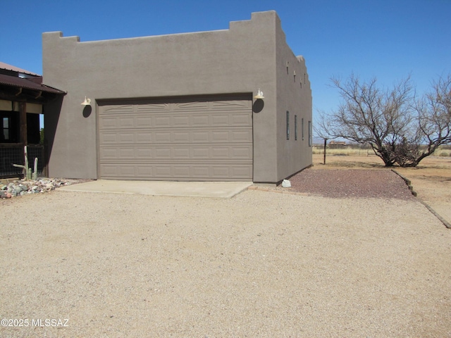 garage featuring dirt driveway