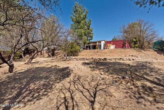 view of yard featuring an outdoor structure