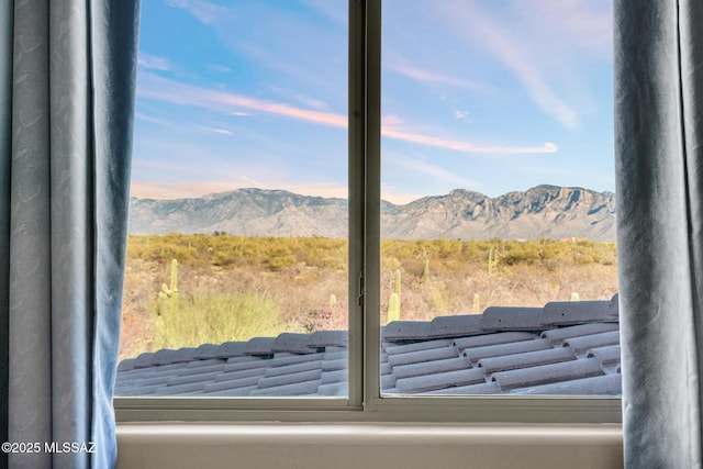 room details featuring a mountain view