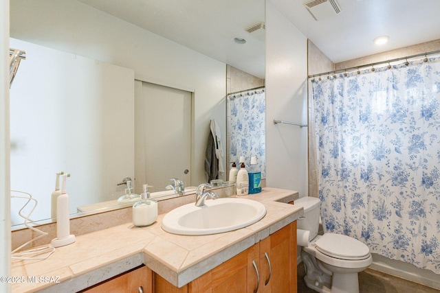 bathroom with vanity, a shower with shower curtain, toilet, and visible vents