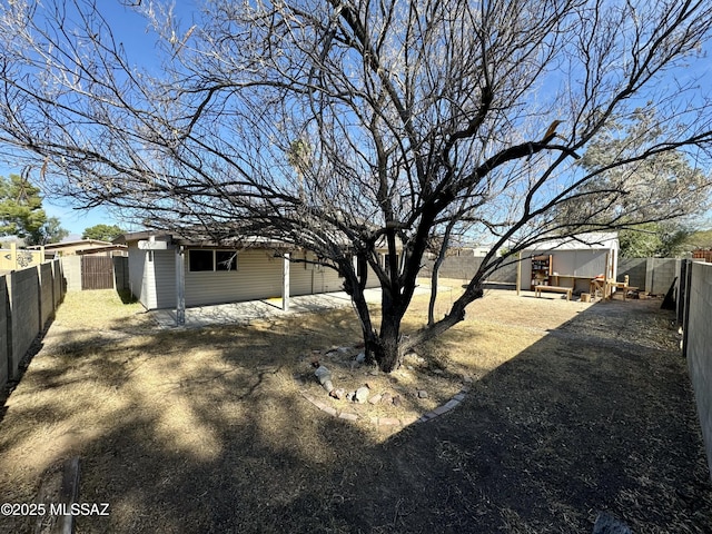 view of yard featuring an outdoor structure and a fenced backyard