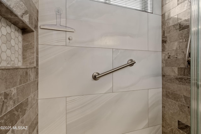 room details featuring a tile shower