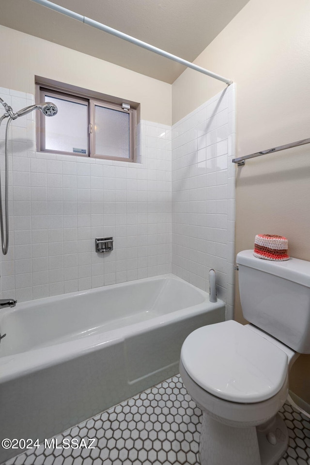 full bath featuring toilet and washtub / shower combination