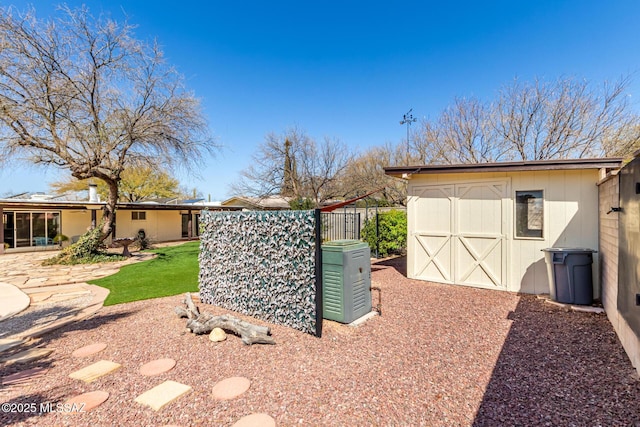 view of yard featuring an outdoor structure