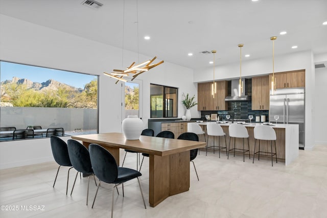 dining room featuring visible vents, recessed lighting, baseboards, and an inviting chandelier