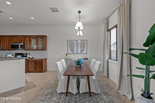 dining space with light tile patterned floors, recessed lighting, visible vents, and baseboards