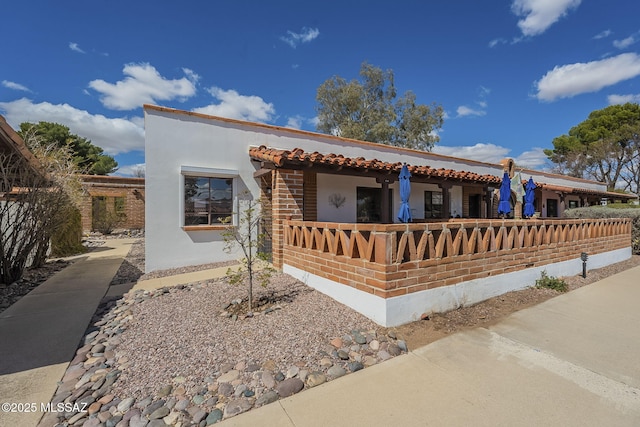 view of front of property with covered porch and stucco siding