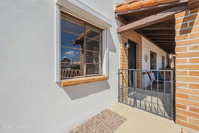 view of exterior entry featuring stucco siding