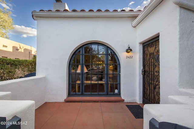 property entrance featuring stucco siding