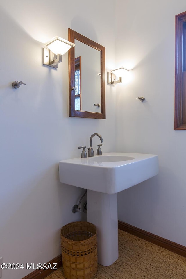 bathroom featuring speckled floor and baseboards