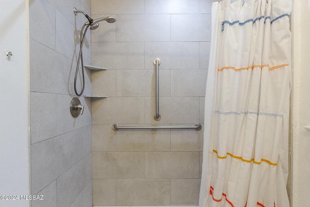 full bathroom featuring tiled shower