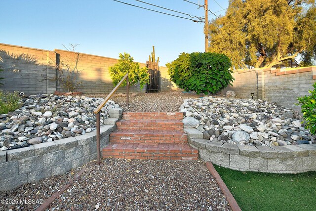 915 N Bedford Dr, Tucson, AZ 85710 - view of yard featuring a fenced backyard