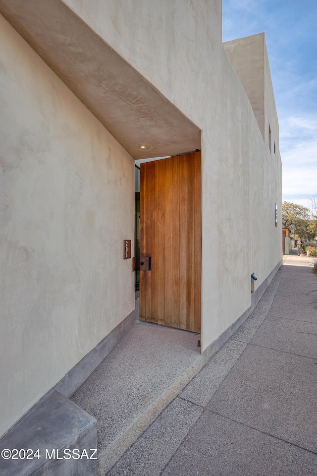 property entrance featuring stucco siding