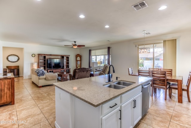 kitchen with visible vents, a sink, an island with sink, a ceiling fan, and stainless steel dishwasher