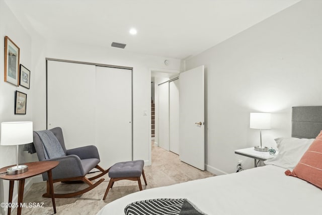 bedroom featuring a closet, visible vents, recessed lighting, and baseboards