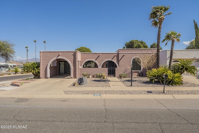 view of front facade with driveway