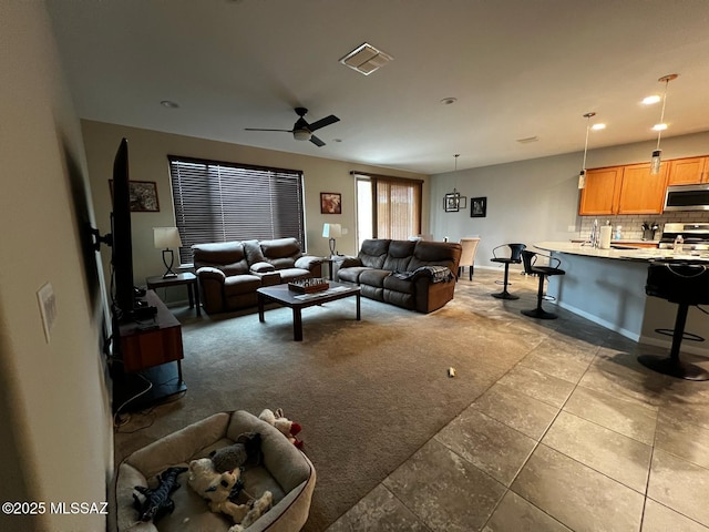 living area with baseboards, visible vents, carpet floors, recessed lighting, and ceiling fan