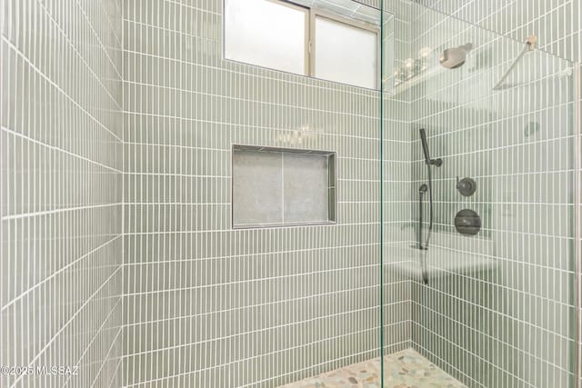 full bathroom featuring tiled shower