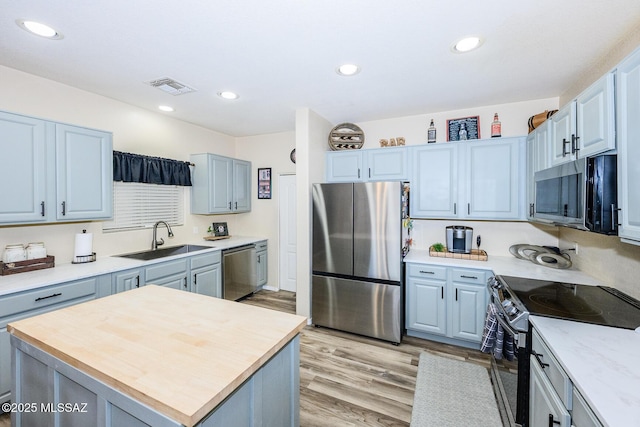 kitchen with visible vents, recessed lighting, appliances with stainless steel finishes, light wood-style floors, and a sink