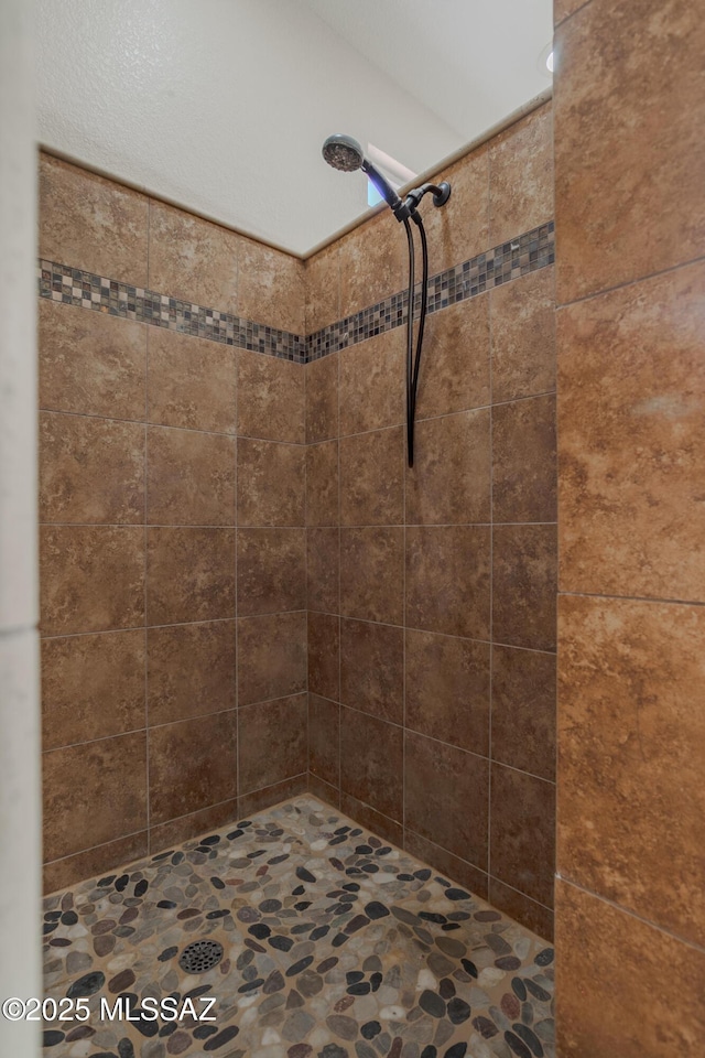 carpeted empty room featuring baseboards, a ceiling fan, a tray ceiling, and visible vents