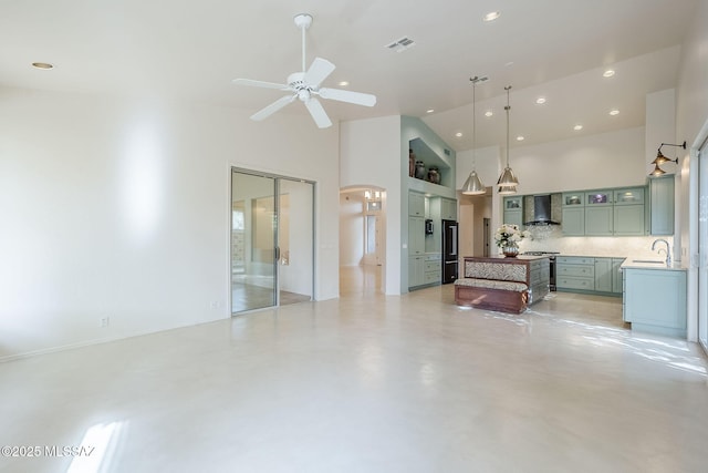 bathroom featuring finished concrete flooring, visible vents, high vaulted ceiling, ceiling fan, and decorative backsplash