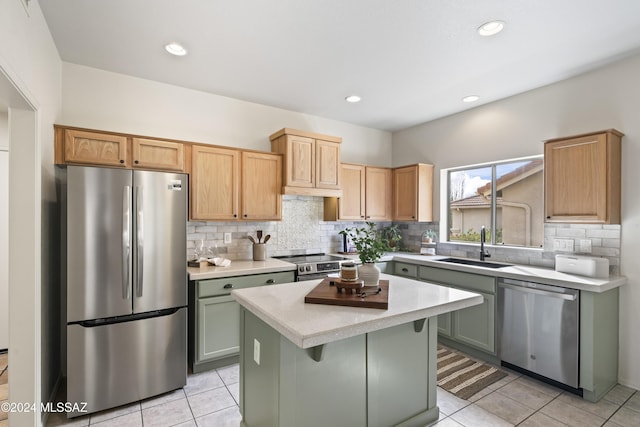 kitchen with a sink, tasteful backsplash, a center island, stainless steel appliances, and light countertops