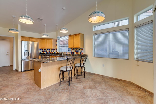 1181 W Placita Lucinda, Green Valley, AZ 85614 - kitchen with visible vents, a peninsula, a sink, decorative backsplash, and stainless steel refrigerator with ice dispenser