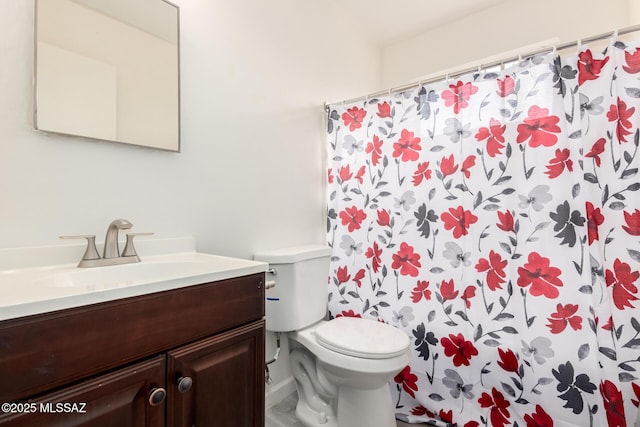 full bathroom featuring vanity, a shower with shower curtain, and toilet