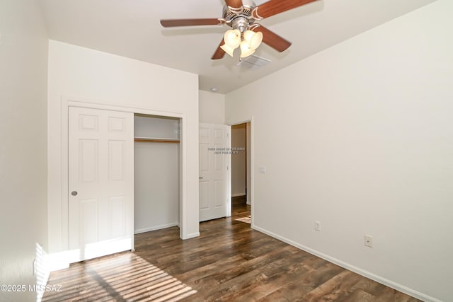 unfurnished bedroom featuring wood finished floors, visible vents, baseboards, ceiling fan, and a closet