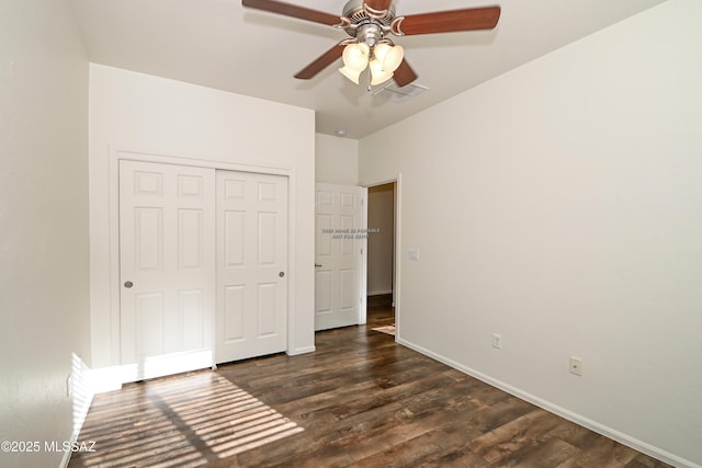 unfurnished bedroom featuring visible vents, wood finished floors, a closet, baseboards, and ceiling fan