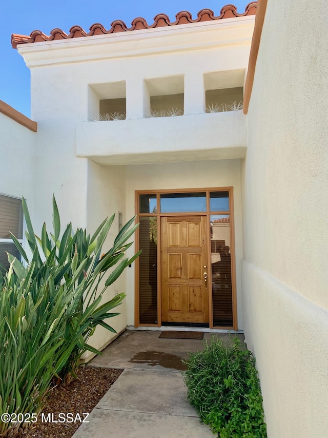 entrance to property with stucco siding