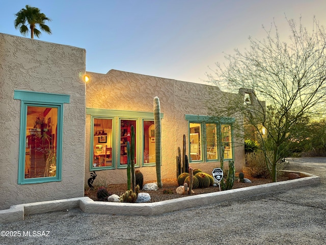 view of front facade featuring stucco siding