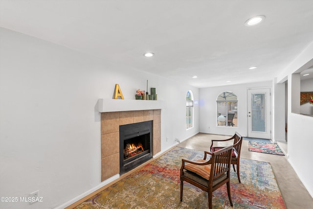 living area featuring recessed lighting, a fireplace, and baseboards